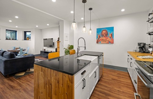 H Street Corridor Apartment | Cozy Capitol Hill 2 BR, Walk to sites, Parking