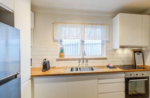 Kangaroo Point Apartment | COZY Central Kangaroo Point Pad + 2BR + Parking