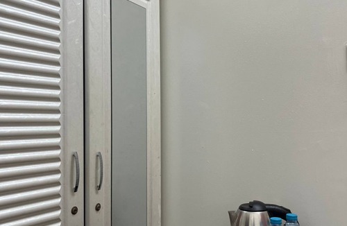 Al Wahdah Apartment | Cozy Central Room, Shared Bath & Kitchen