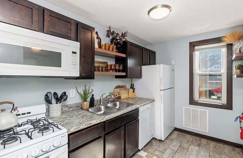 Des Moines House | Cozy & Central Sleeps 6 Walk to Shops and Dining