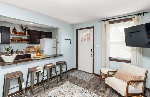 Des Moines House | Cozy & Central Sleeps 6 Walk to Shops and Dining