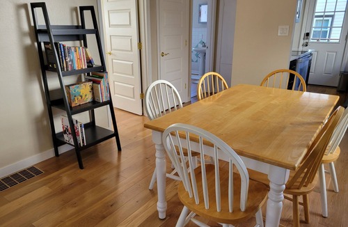 Squire Park House | Cozy Centrally Located House, Near Stadiums, Hospitals, Cap Hill, CID, SU