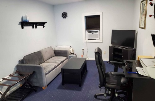 Cedarhurst Cottage | Cozy, Charming and Private Guest House Near JFK, LIRR, NYC!