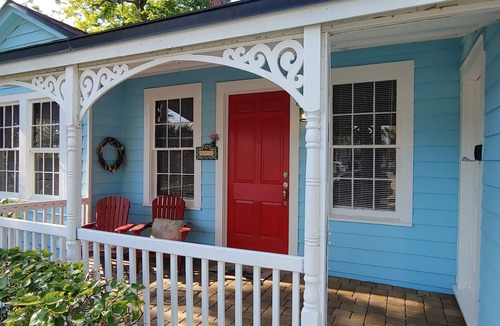 Jacksonville Beach Cottage | Cozy Charming Cottage ! 2 Min to Beach 3 min walk to Restaurants & Shops