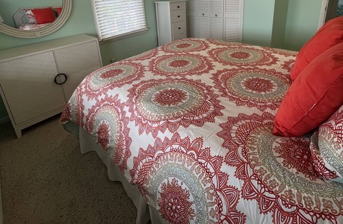 Ocean Isle Beach Cottage | Cozy, Cheerful 4BR Cottage on a Canal