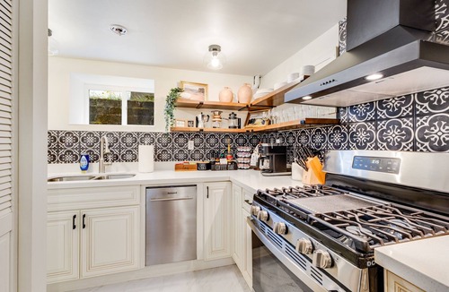 University District Cottage | Cozy Chic 2BD/2BA U District Basement w/AC Walkable to UW, Light Rail Grocery