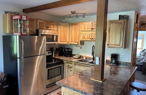 Wakefield Condo | Cozy, Clean, & Quiet 2B/2B Ski In/Ski Out Condo w/Hot Tub!