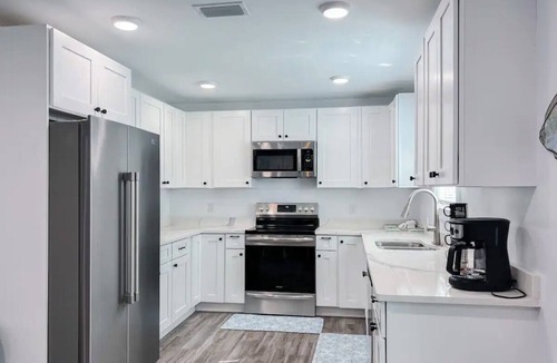 Country Club Estates House | Cozy Coastal Abode- 4bed,3bath