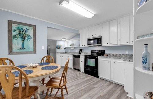 Garden City House | Cozy Coastal Cottage