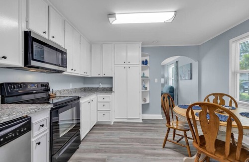 Garden City House | Cozy Coastal Cottage