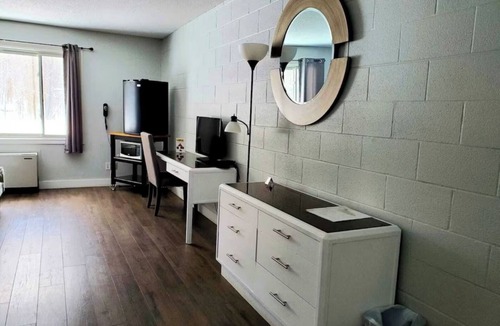 Colpoys Bay Apartment | Cozy Comfort Double Room 09 – Peninsula Motel, Minutes from Wiarton Waterfront