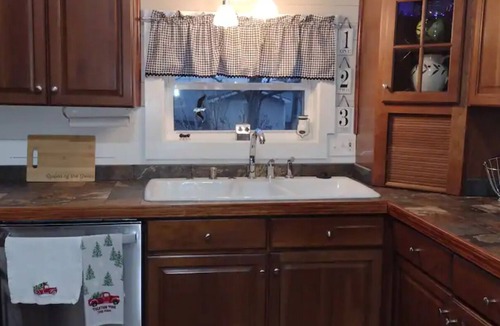 Akron Cottage | Cozy, comfortable and close to Cleveland-Canton-Skiing & Cuyahoga Natl. Park