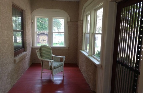 Amery House | Cozy, comfortable bungalow for your visit to Amery.