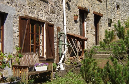 Hastiere-Lavaux House | cozy, comfortable, complete, spacious 6-person. holiday home with heated swimming pool