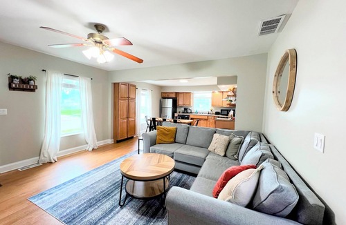 Champaign House | Cozy & comfortable - Stylishly decorated & close to everything!