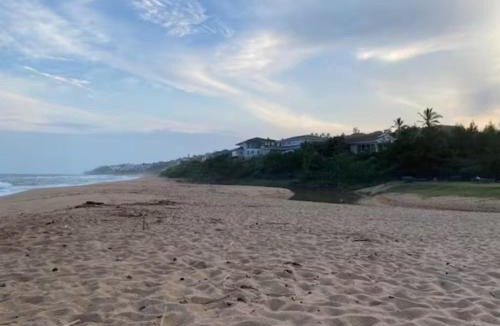 Umhlali Beach Apartment | Cozy, comfy flat just a short walk to the beach.