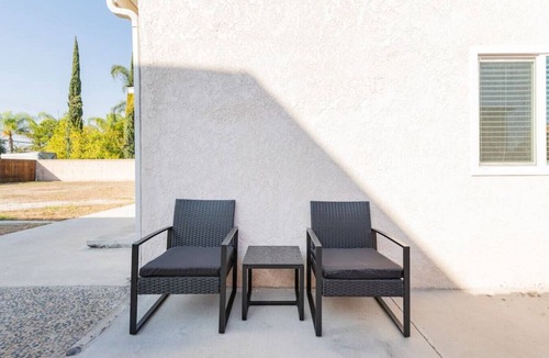 Azusa House | Cozy Compact Studio: Queen Bed, Fast Internet, Laundry, and a Serene Backyard