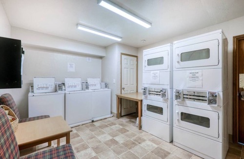 Brian Head Condo | Cozy condo with Pool, Jacuzzi, Sauna, & Fitness Center. Minutes to either lift!