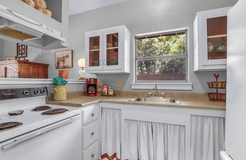 Boerne House | Cozy & Convenient, 1/2 block off Main St. in Boerne, WALK EVERYWHERE!