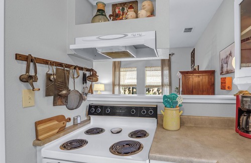 Boerne House | Cozy & Convenient, 1/2 block off Main St. in Boerne, WALK EVERYWHERE!
