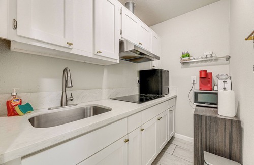 Compton Condo | Cozy & Convenient Condo in Compton, Pets Welcome!