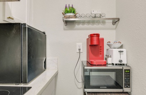 Compton Condo | Cozy & Convenient Condo in Compton, Pets Welcome!