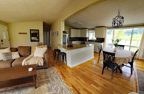 Thurston House | Cozy & convenient to McKenzie River 20 min to Eugene 2/bed 2/bath Sleeps 4+ Pets