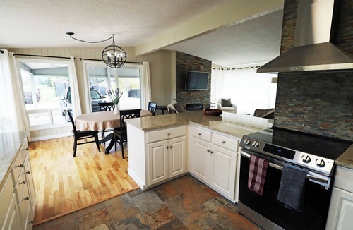 Thurston House | Cozy & convenient to McKenzie River 20 min to Eugene 2/bed 2/bath Sleeps 4+ Pets