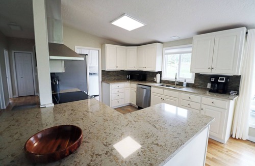 Thurston House | Cozy & convenient to McKenzie River 20 min to Eugene 2/bed 2/bath Sleeps 4+ Pets