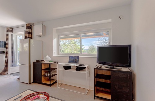 Saint-Martin-d'Arrossa House | Cozy Cottage with Private Terrace, Mountain View & Wi-Fi in Saint-Martin-d'Arrossa