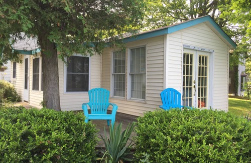 Applegate Cottage | Cozy Cottage #4 overlooking beautiful Lake Huron