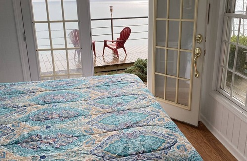 Applegate Cottage | Cozy Cottage #4 overlooking beautiful Lake Huron