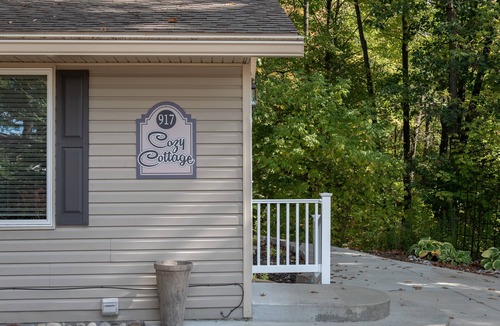 Harrison House | Cozy Cottage! All Sports Budd Lake near boat launch & neighborhood beach.