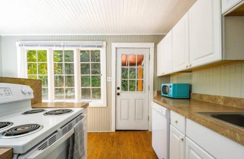 Old Evergreen Highway House | Cozy cottage among trees - close to PDX