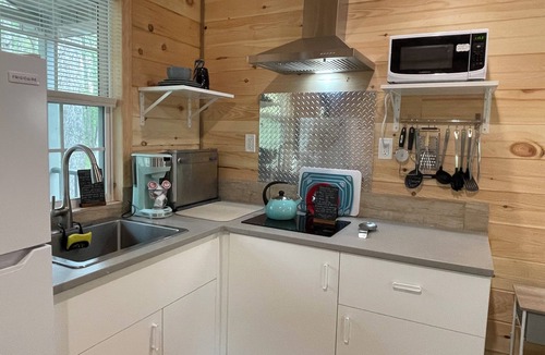 Spencer Cabin | Cozy Cottage by Fall Creek Falls