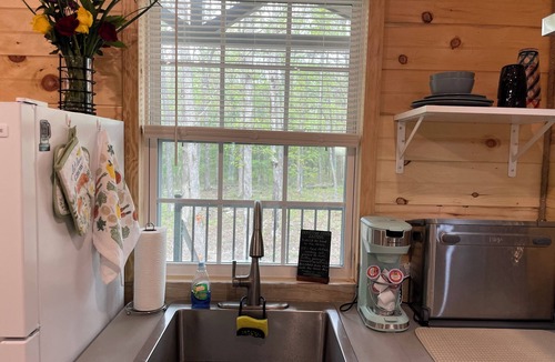 Spencer Cabin | Cozy Cottage by Fall Creek Falls