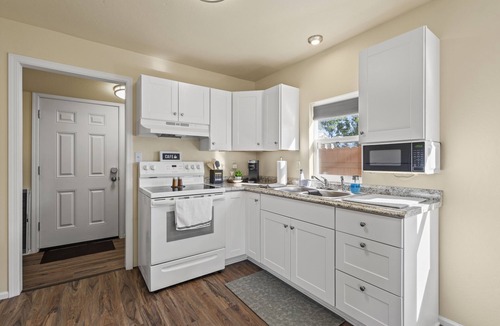 Redwood Cottage | Cozy Cottage in Grants Pass Near River!