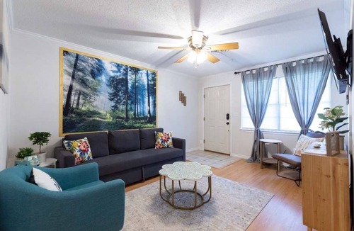 Norman House | Cozy Cottage in Norman, family friendly and just a short drive to OU.