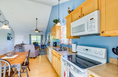 Taylorsville Cottage | Cozy Cottage in Taylorsville: Hot Tub & Lake Views