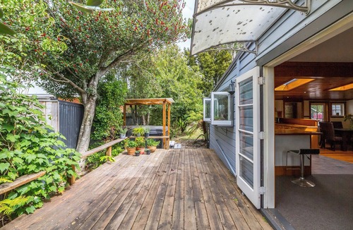 Featherston House | Cozy cottage just off SH2 with easy driving to other villages in the Wairarapa.