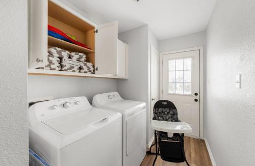 Spicewood House | Cozy Cottage near Lake Travis with Pool and Pickleball
