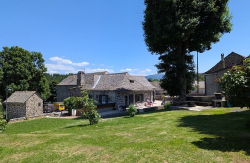 Saint-Front Cottage | Cozy Cottage Near Ski Resort and UNESCO Sites, Garden, 3BR, Fully Equipped in Saint-Front
