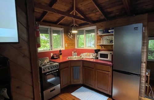 Baiting Hollow Cottage | Cozy Cottage Steps from Private Beach
