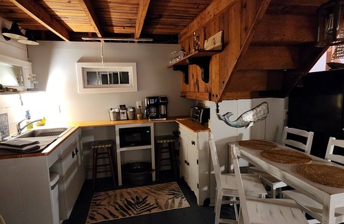 Brant Rock Cottage | Cozy cottage steps to beach sleeps 5 with WiFi, AC in charming Marshfield