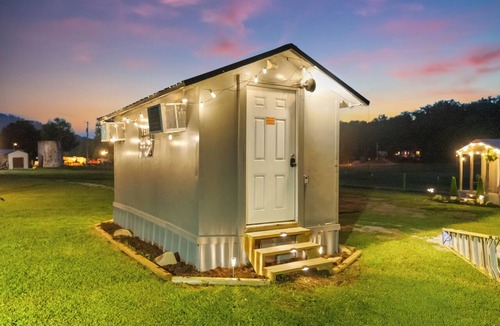 Winona Cottage | Cozy Cottage. Straight Access to Brimstone Trails. Pets. Multiple Hot Tubs