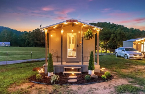 Winona Cottage | Cozy Cottage. Straight Access to Brimstone Trails. Pets. Multiple Hot Tubs