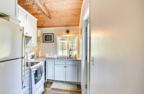 Versailles Cottage | Cozy Cottage w/Deck: Walk to Lake of the Ozarks!
