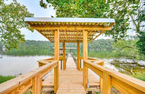 Versailles House | Cozy Cottage w/Deck: Walk to Lake of the Ozarks!