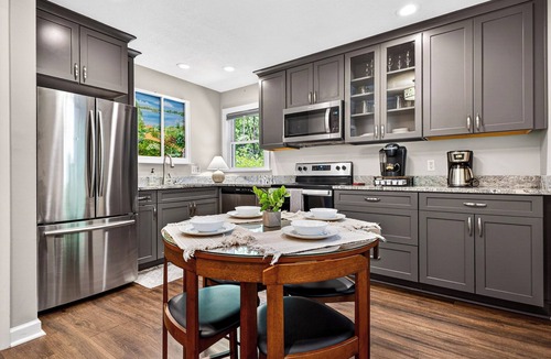 Black Mountain House | Cozy Cottage - Walk to Town