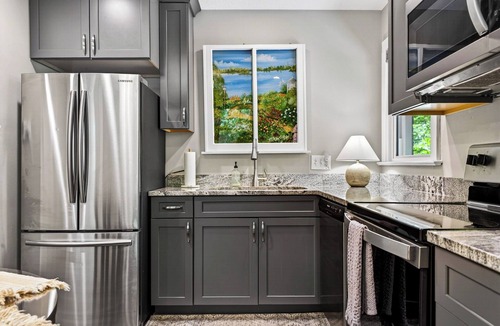 Black Mountain House | Cozy Cottage - Walk to Town